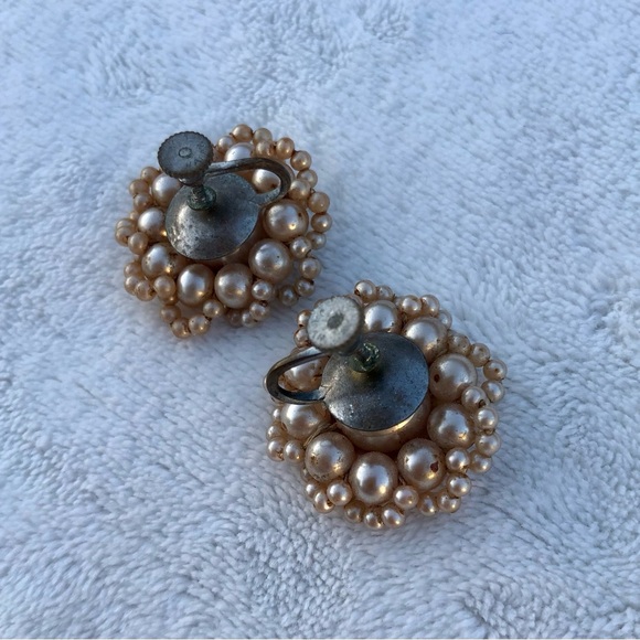 Antique 1940s faux pearl cluster flower screwback earrings - Picture 4 of 6
